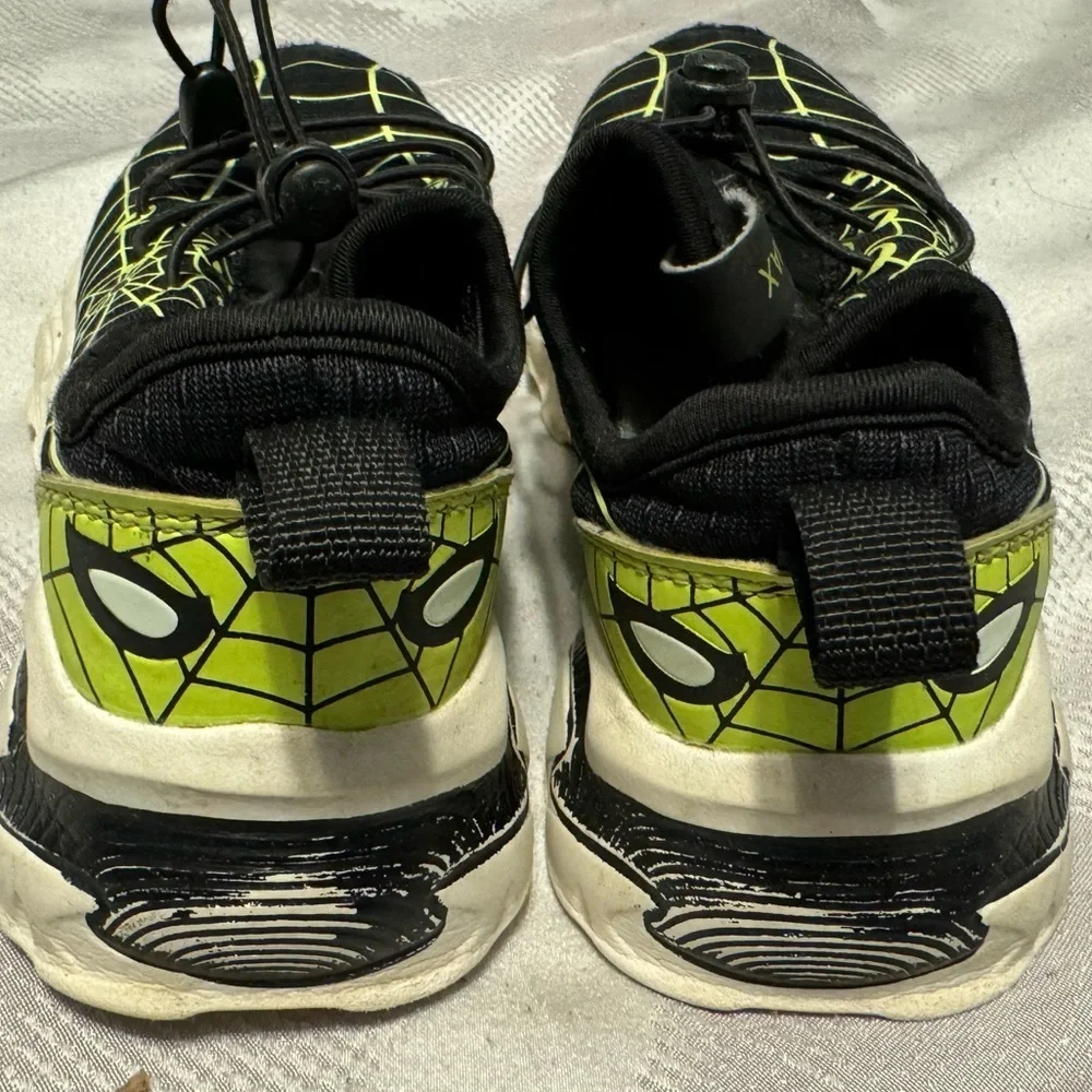 Boys 12.5 Spider sneaker’s. Stylish comfy durable. Great for every active kid! - Picture 6 of 13